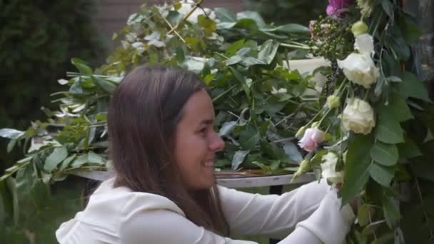 Professionell Florist Arbetare Dekorerar Festlig Båge För Ceremoniell Äktenskapsregistrering Kvinna — Stockvideo
