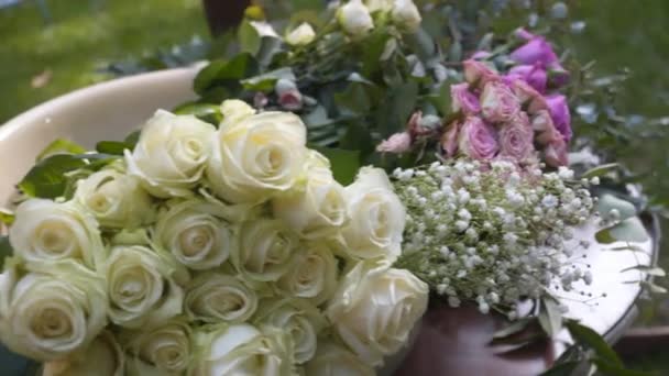 Professionelle Floristin Schmückt Festlichen Bogen Für Zeremonielle Trauung Registrierung Frau — Stockvideo