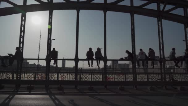 Мюнхен Германия Hackerbrucke Люди Отдыхают Сидя Мосту Рядом Центральным Автобусным — стоковое видео