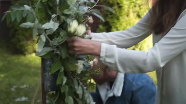 Trabalhador Florista Profissional Decora Arco Festivo Para Registro Casamento Cerimonial — Vídeo de Stock