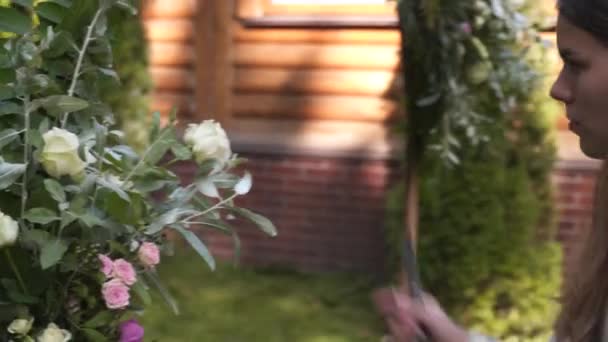Hivatásos Virágárus Munkahelyemen Fiatal Gyönyörű Teszi Divatos Modern Csokor Zöld — Stock videók