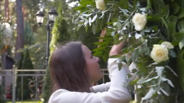 Mitarbeiter Einer Eventagentur Bei Der Arbeit Floristen Montieren Dekorieren Blumen — Stockvideo