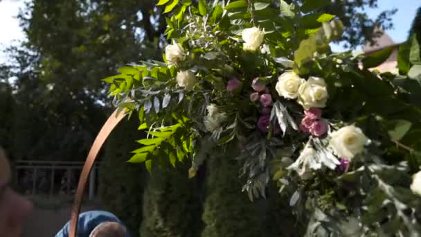Агентство Роботі Флористи Сідають Прикрашають Квіткову Арку Весільної Церемонії Робота — стокове відео