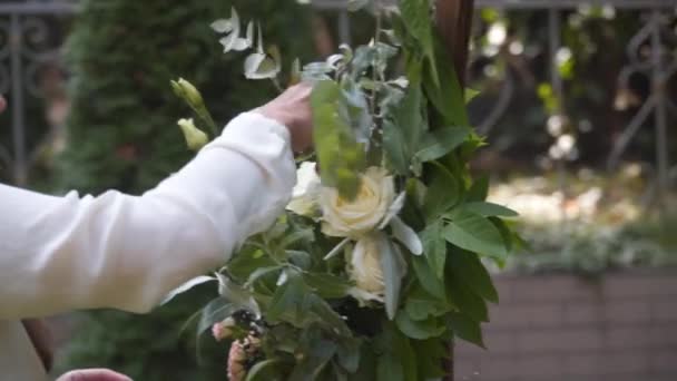 Munkahelyi Rendezvényszervezés Virágosok Lovagolni Díszíteni Virágok Boltív Esküvői Szertartás Munka — Stock videók