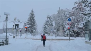 3 Aralık 2023. Almanya 'nın Münih kenti 2006' dan bu yana görülen en şiddetli kar yağışı ve Aralık ayındaki en kötü kar fırtınası yaşadı. Münih şiddetli kar yağışı yüzünden felç oldu. Münih 'te herrscht Schneeapokalypse. 