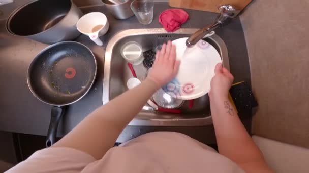 Pov Mycia Domów Widok Góry Kobiety Myjącej Wiele Naczyń Zlewie — Wideo stockowe