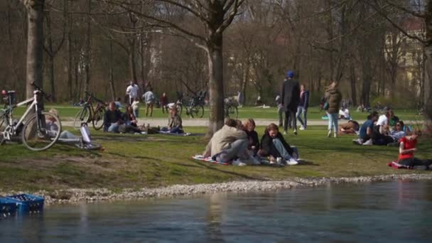 Марта 2022 Года Мюнхен Германия Люди Отдыхают Зеленой Траве Реки — стоковое видео