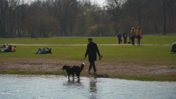 März 2022 München Englischen Garten Entspannen Die Menschen Bei Sonnig — Stockvideo