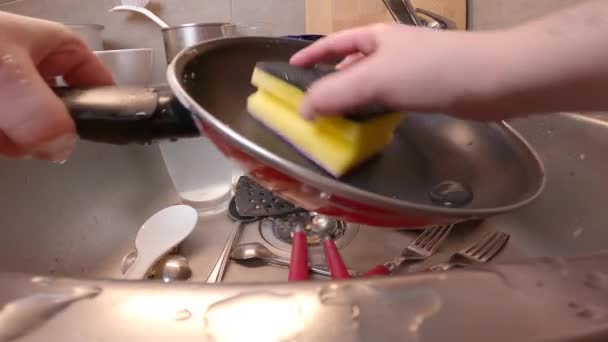 Las Manos Mujer Lavan Cacerola Fregadero Limpieza Manual Mano Lavar — Vídeos de Stock
