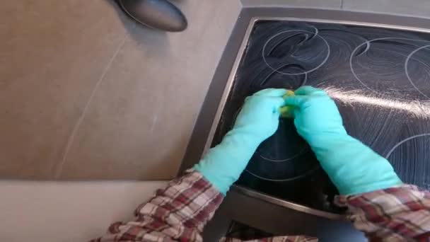 Руки Жінка Очищає Миє Кухонну Індукційну Плиту Вдома Кухні Концепція — стокове відео