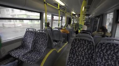 Almanya, Berlin. BVG belediye otobüsü, Berliner Verkehrsbetriebe yolcu koltuğundan içeriyi görüyor. Berlin 'e giden sarı şehir otobüsünün içi. Almanya 'da toplu taşıma. 