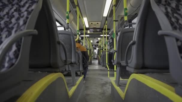 城市巴士Bvg 柏林Verkehrsbetriebe从内部乘客座位观看 柏林正在路上的黄色城市公共汽车的内部 德国的公共交通 — 图库视频影像