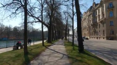 22 Mart 2022. Münih, Almanya. Bisikletçiler ilkbaharda Münih 'te güneşli ve ılık bir havada Isar Nehri boyunca bisiklet yolu üzerinde gezerler. Avrupa 'da nehir boyunca şehir turuna çıkan bisikletçiler. Aktif boş zaman. 
