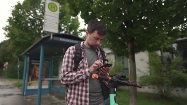 Masculino Usa Telefone Inteligente Para Alugar Scooter Energia Cidade Jovem — Vídeo de Stock
