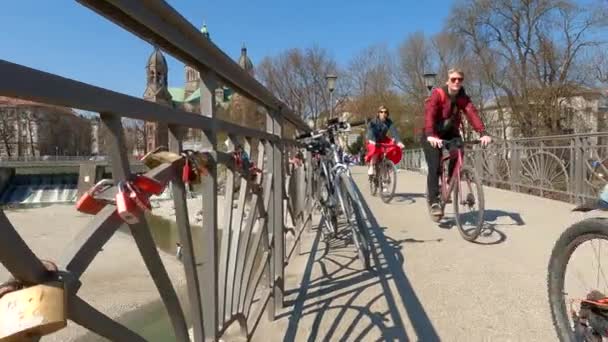 Março 2022 Munique Alemanha Ciclistas Caminham Ciclovia Longo Rio Isar — Vídeo de Stock