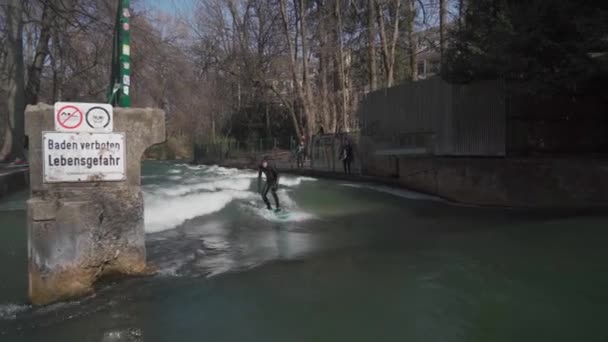 Марта 2022 Года Мюнхен Германия Surfers Surfing River Isar English — стоковое видео