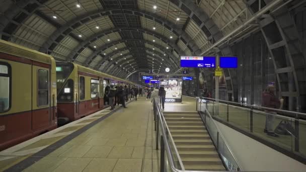 2023年12月25日 ベルリン ドイツ Sバーンホフ アレクサンダー広場 ベルリンのダウンタウンにあるシティ鉄道駅 Sバーンアレクサンダー広場の乗客は黄色の通勤列車で到着して出発します — ストック動画