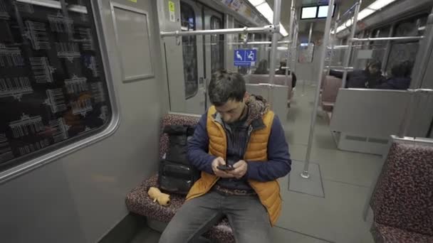 Man Neemt Metro Berlijn Duitsland Het Gebruik Van Smartphone Man — Stockvideo