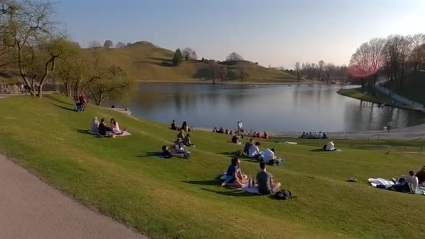 Марта 2022 Года Мюнхен Германия Люди Отдыхают Зеленой Траве Олимпийском — стоковое видео
