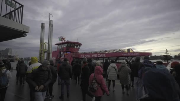 December 2023 Hamburg Germany Passenger Shuttle Ferry Hamburg River Elbe — Stock Video