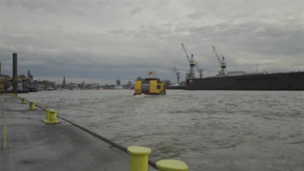 Hamburg Almanya Elbe Nehri Üzerinde Hamburg Giden Yolcu Feribotu Hamburg — Stok video