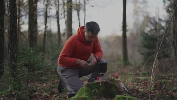 Man Vandrare Kokande Vatten Camping Gasspis Skogen Stubbe Höst Campingredskap — Stockvideo