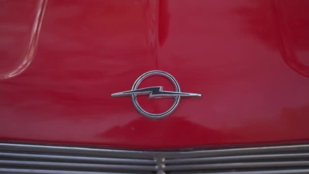 オペル カデット クーペは60年代に赤色で 銀色のリムは晴れた秋の天候で街頭を走っている オペル カデット シリーズB ヴィンテージドイツのコンパクトリムジン クーペ ヴィンテージカー — ストック動画