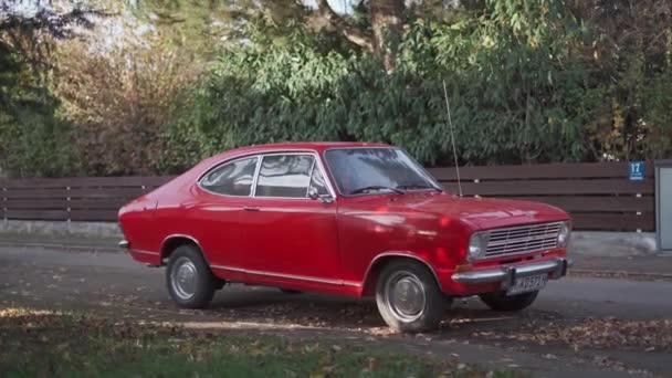 Opel Kadett Coupe Εξήντα Εβδομήντα Κόκκινα Ασημί Ζάντες Στο Δρόμο — Αρχείο Βίντεο