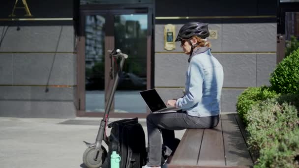 Zelfstandige Vrouw Concept Volwassen Vrouw Bank Met Laptop Afstand Werken — Stockvideo