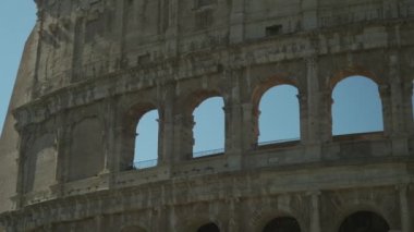 Roma, İtalya. İtalya, Roma 'da kolezyum ya da kolezyum. Ünlü antik Roma anıtı, dünyanın simgesi. Roma Kolezyumu 'nun dışında Roma şehrini ziyaret eden turistler var.. 