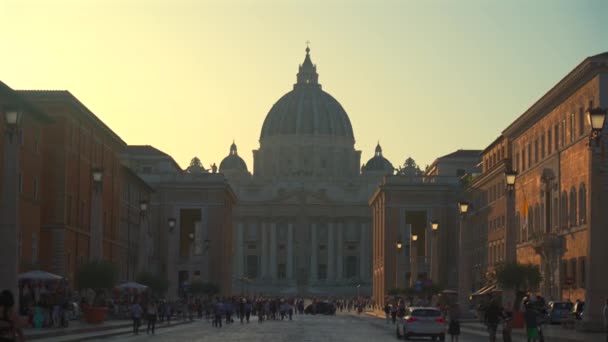 梵蒂冈 意大利 教宗见 梵蒂冈城邦 圣彼得广场的风景 雪铁塔 卡诺圣彼得大教堂和街与一些游客的和解 — 图库视频影像