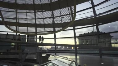 Berlin, Almanya. Şafakta Reichstag cam kubbesi. Gün batımında Berlin 'deki Bundestag' ın cam kubbesinin içindeki sarmal geçit. Kuppel und Dachterrasse des Reichstagsgebaudes