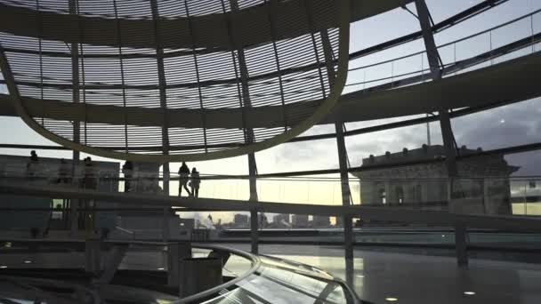 Berlijn Duitsland Reichstag Glazen Koepel Interieur Bij Dageraad Spiraalvormige Loopbrug — Stockvideo