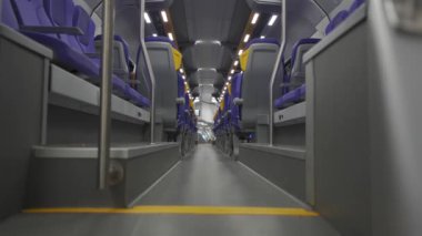 Roma, İtalya 'daki modern çift katlı bir Trenitalia Hitachi Caravaggio FNM treninin içi. Çağdaş iki katlı elektrikli demiryolu aracı Hitachi Demiryolu İtalya 'nın iç manzarası 