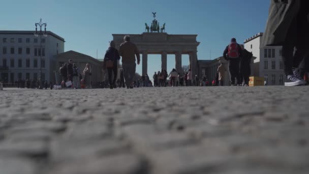 Марта 2022 Года Германия Берлин Брандербургер Тор Туристы Прогуливаются Главной — стоковое видео