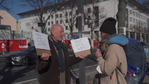 2022年3月11日 抗议支持乌克兰靠近俄罗斯驻德国大使馆 反对乌克兰战争的旗帜和示威 没有战争 俄罗斯入侵乌克兰 Unter Der Linden — 图库视频影像