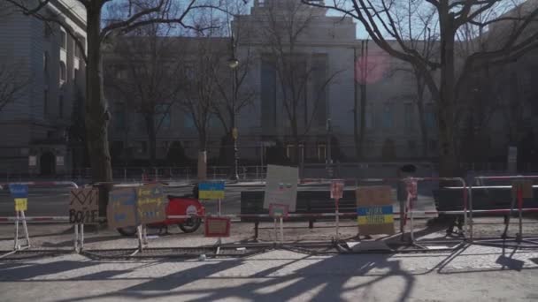 Marca 2022 Berlina Niemcy Protest Poparcie Ukrainy Pobliżu Rosyjskiej Ambasady — Wideo stockowe