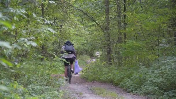 Plogging Bicicletta Volontario Beneficenza Raccoglie Detriti Forestali Rifiuti Plastica Nel — Video Stock