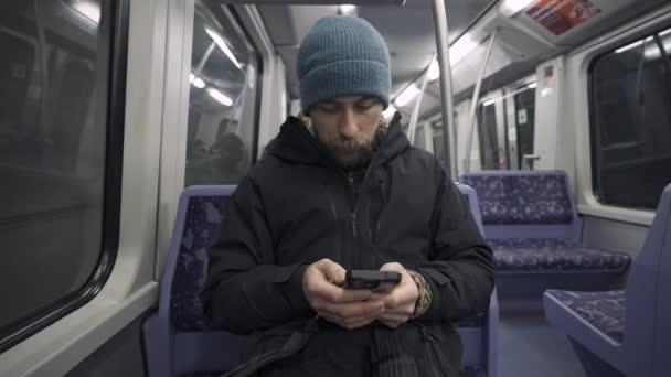 Man Reist Met Metro Trein Hamburg Zittend Een Blauwe Stoel — Stockvideo