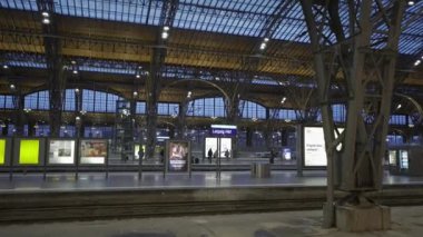 23 Aralık 2023. Leipzig, Almanya. Leipzig Hauptbahnhof innen am Abend zur Weihnachtszeit. Leipziger Hauptbahnhof weihnachtlich geschmuckt. Leipzig ana tren istasyonu, Hbf Deutsche Bahn, DB. 