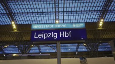 Leipzig, Almanya. Leipzig Hauptbahnhof innen am Abend zur Weihnachtszeit. Leipziger Hauptbahnhof weihnachtlich geschmuckt. Leipzig ana tren istasyonu, Hbf Deutsche Bahn, DB. 