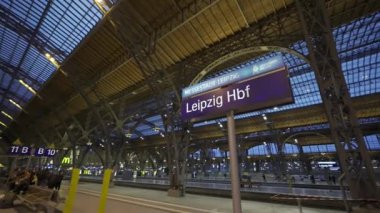 23 Aralık 2023. Leipzig, Almanya. Leipzig Hauptbahnhof innen am Abend zur Weihnachtszeit. Leipziger Hauptbahnhof weihnachtlich geschmuckt. Leipzig ana tren istasyonu, Hbf Deutsche Bahn, DB. 
