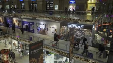 23 Aralık 2023. Leipzig, Almanya. Leipzig Hauptbahnhof innen am Abend zur Weihnachtszeit. Leipziger Hauptbahnhof weihnachtlich geschmuckt. Leipzig ana tren istasyonu, Hbf Deutsche Bahn, DB. 