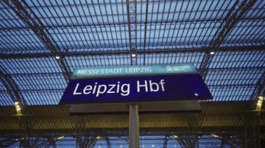 Leipzig, Almanya. Leipzig Hauptbahnhof innen am Abend zur Weihnachtszeit. Leipziger Hauptbahnhof weihnachtlich geschmuckt. Leipzig ana tren istasyonu, Hbf Deutsche Bahn, DB. 