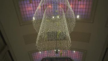 23 Aralık 2023. Leipzig, Almanya. Leipzig Hauptbahnhof innen am Abend zur Weihnachtszeit. Leipziger Hauptbahnhof weihnachtlich geschmuckt. Leipzig ana tren istasyonu, Hbf Deutsche Bahn, DB. 