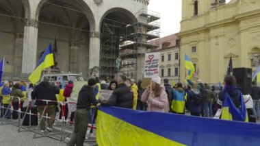 17 Şubat 2024. Münih, Almanya. Odeonsplatz Münih 'te Rusya ile savaşa karşı Ukrayna' yı desteklemek için toplandık. Rusya 'nın Ukrayna' yı işgaline karşı Almanya 'da savaş karşıtı gösteri. 