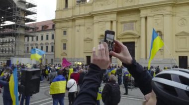 17 Şubat 2024. Münih, Almanya. Odeonsplatz Münih 'te Rusya ile savaşa karşı Ukrayna' yı desteklemek için toplandık. Rusya 'nın Ukrayna' yı işgaline karşı Almanya 'da savaş karşıtı gösteri. 