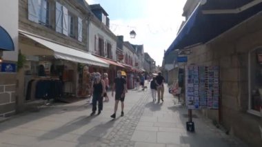 Concarneau, Brittany, Fransa, 31 Ağustos 2021. Ville Close 'daki dükkanlar ve restoranlar arasında gezinen insanlar, şehir duvarları içindeki tarihi bölge. Brittany. Ville kapat.