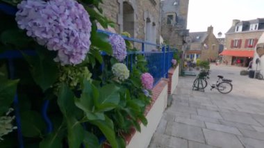 Fransa, Concarneau 31 Ağustos 2021. Kuzey Fransa 'da orta yaşlı Concarneau şehrinde tipik evleri olan eski güzel atmosferik sokaklar, güneşli yaz havasında Brittany bölgesi.