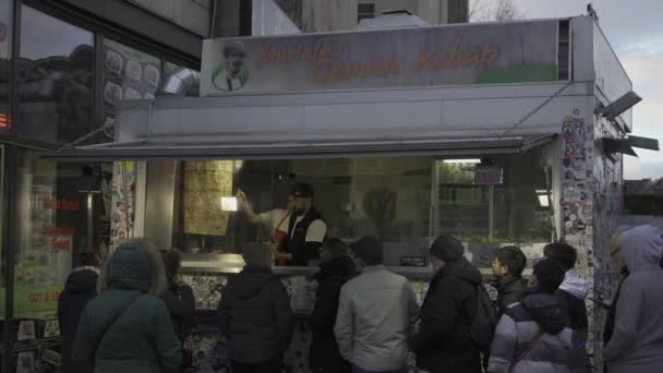 2023年12月26日 ベルリン ドイツ ベルリンで最も人気のあるケバブであるムスタファ グミーゼ ケバブ 世界で最も人気のあるドナーを待っている人々の長い列 ドイツのトルコのシャワーマ — ストック動画